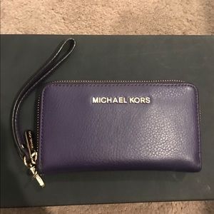 Michael Kors zipping Wallet (purple)